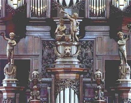orgel Der Aakerk, beeldengroep op het  rugwerk